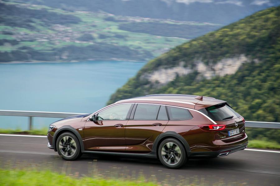  Opel Insignia Country Tourer Turbo D 4x4 Exclusive 2017 года  (фото 33 из 42)